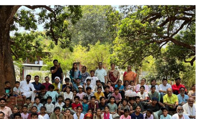 The full group of children, parents, and organizers at the closing ceremony